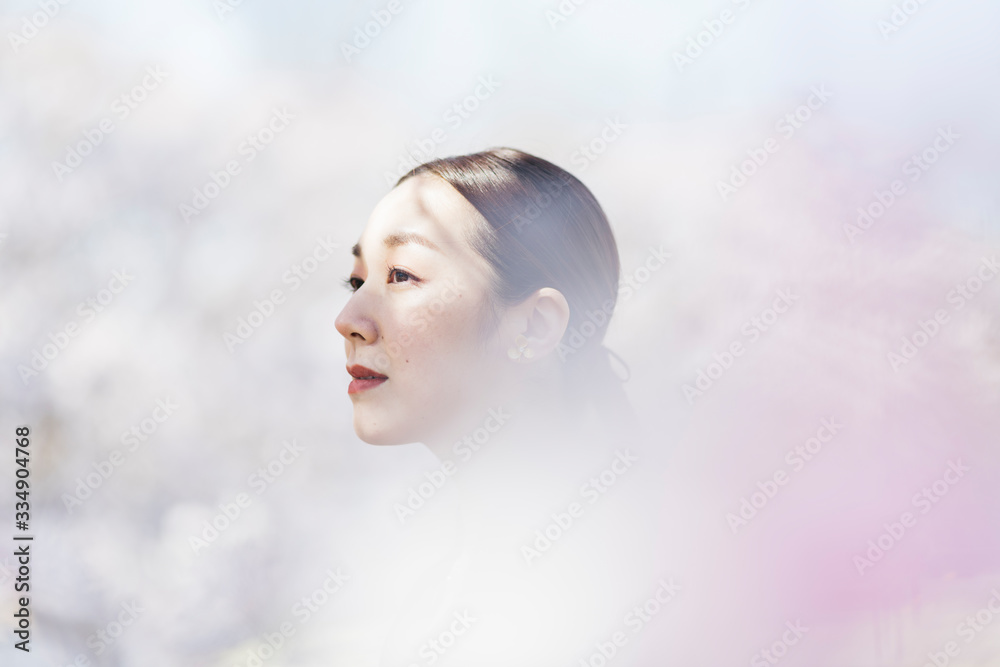 満開の桜と東洋美を備えた女性 満開の桜と東洋美を備えた女性