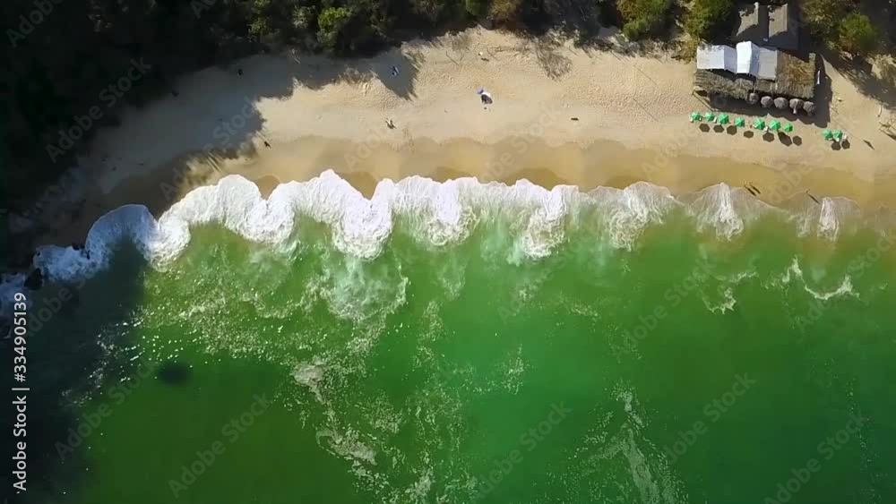 Vista aérea de olas rompiendo en las playas de Huatulco