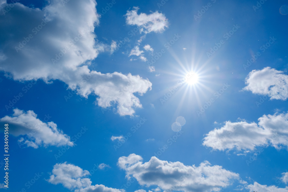 【写真素材】 青空　太陽　逆光　雲　春の空　背景　背景素材　3月　コピースペース　