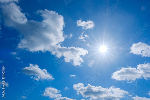 写真素材 青空 太陽 逆光 雲 春の空 背景 背景素材 3月 コピースペース Stock Photo Adobe Stock