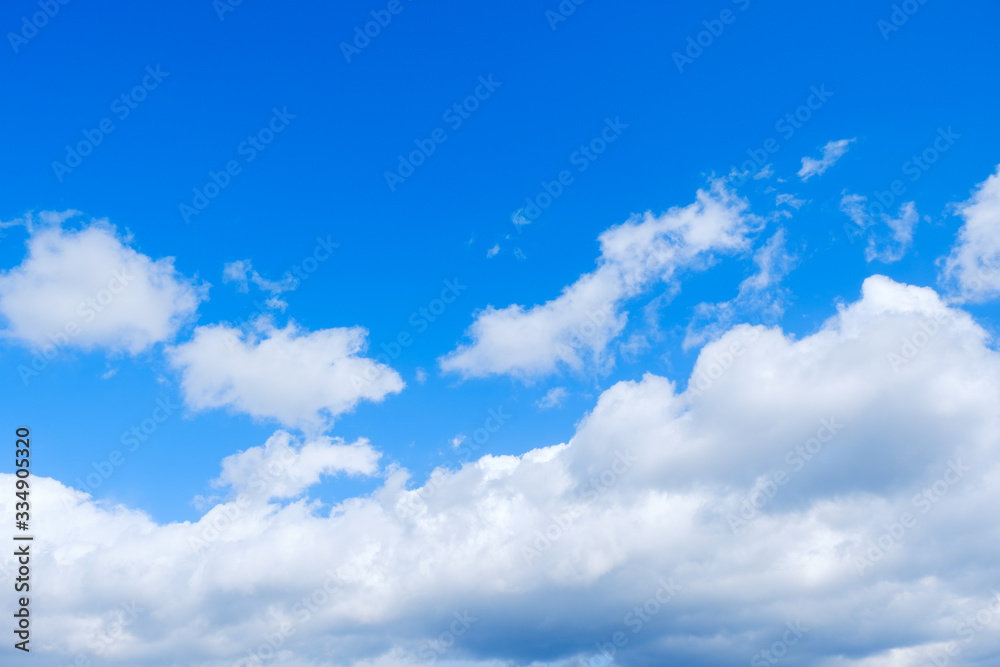 Obraz premium 【写真素材】 青空 空 雲 春の空 背景 背景素材 3月 コピースペース 