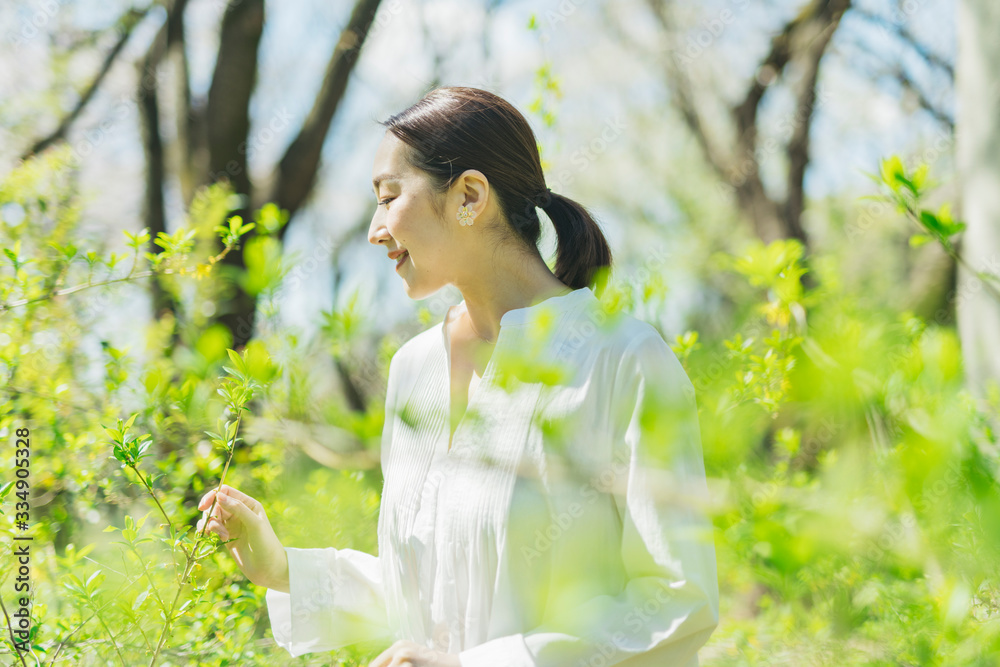 植物とミドルの女性 植物とミドルの女性