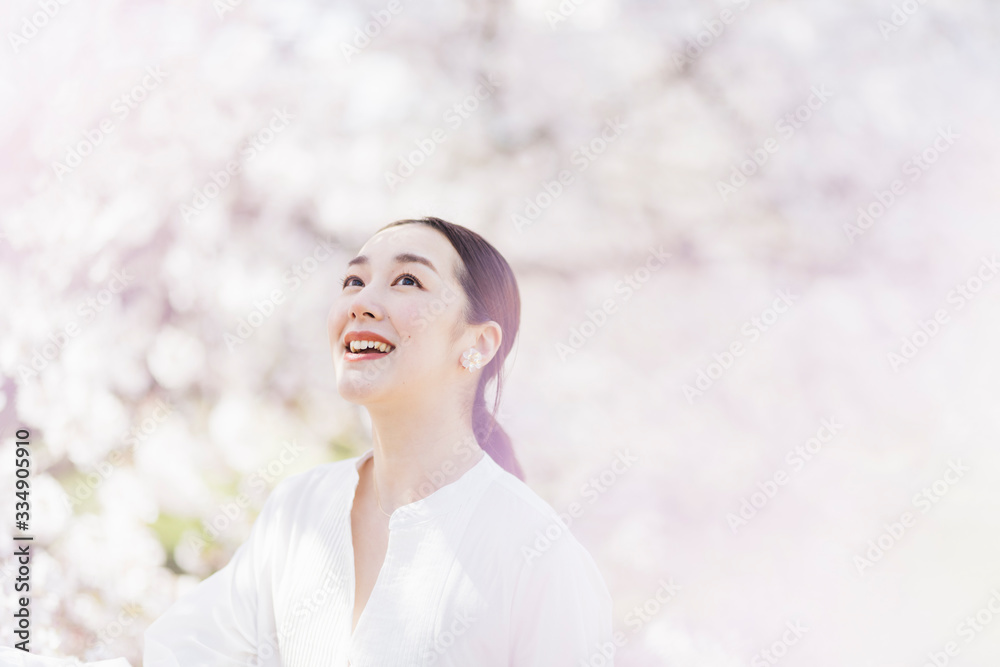 満開の桜と東洋美を備えた女性 満開の桜と東洋美を備えた女性