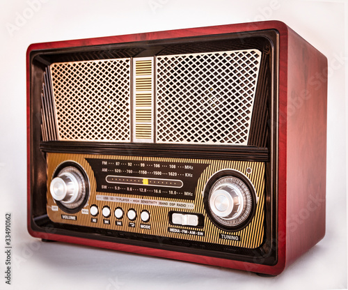 radio antigua en perspectiva, con diales, en color rojo negro y dorado.