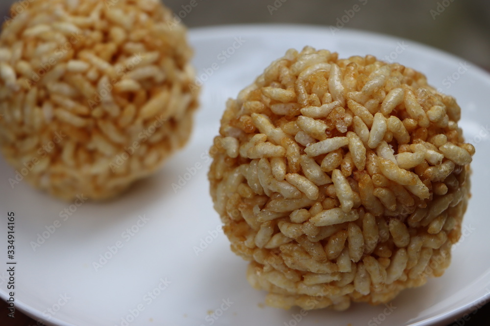 Indian Traditional Puffed Rice Balls is a sweet made using puffed rice mixed with jaggery, Murmura Laddoo, Churmura Laddoo or Pori Urundai Indian Traditional Puffed Rice Balls is a sweet made using puffed rice mixed with jaggery, Murmura Laddoo, Churmura Laddoo or Pori Urundai