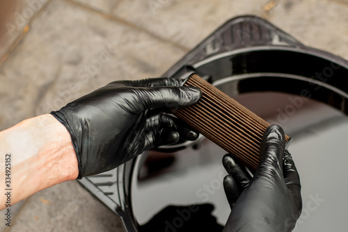 Εκτύπωση καμβά Used drained motor oil in a black tray and used oil filter