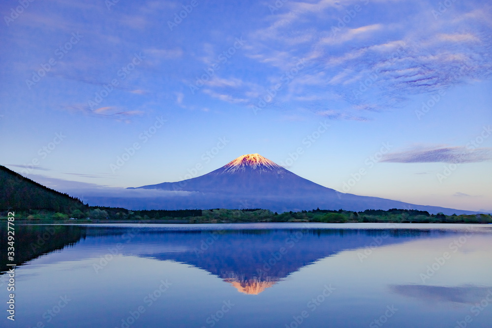 夕日を浴びた富士山、静岡県富士宮市田貫湖にて