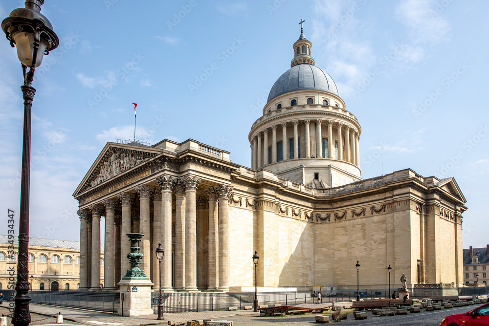 Obraz premium Paris, France - March 20, 2020: 1st day of containment because of Covid-19 in front of Pantheon in Paris