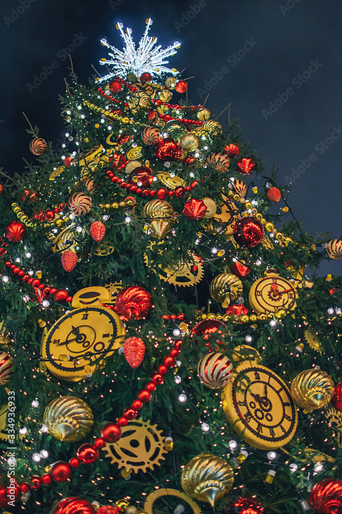 рождественская новогодняя елка украшена игрушками