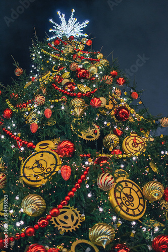 рождественская новогодняя елка украшена игрушками