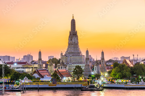 Twilight view of Wat Arun Ratchawararam temple. Beautiful sunset at Chao Phraya river, landmark thailand tourist spot, Bangkok, Thailand © Somsak
