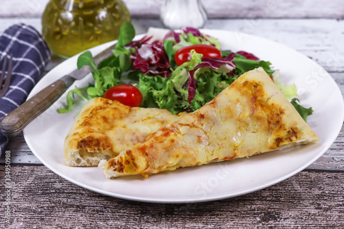 pizza de margarita et salade © ALF photo