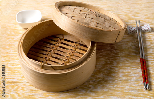 Quadro su tela Empty basket of dim sum made by bamboo material and chopsticks
