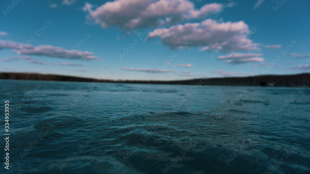 Obraz premium the turquoise sky and the ice of a frozen pond lake