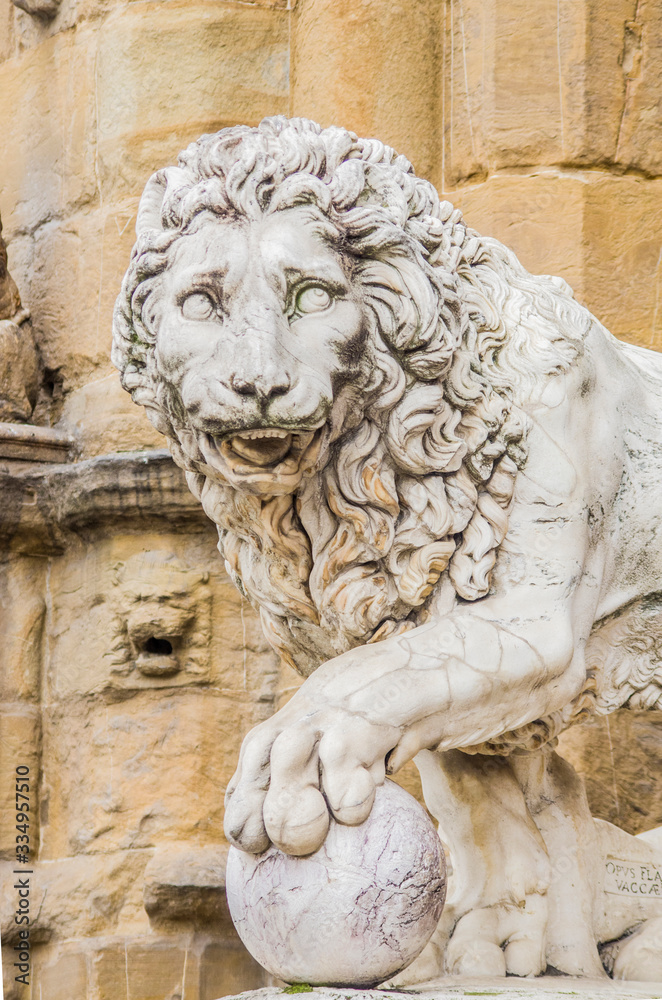 statue of the Italian Florentine Renaissance: lions defending freedom