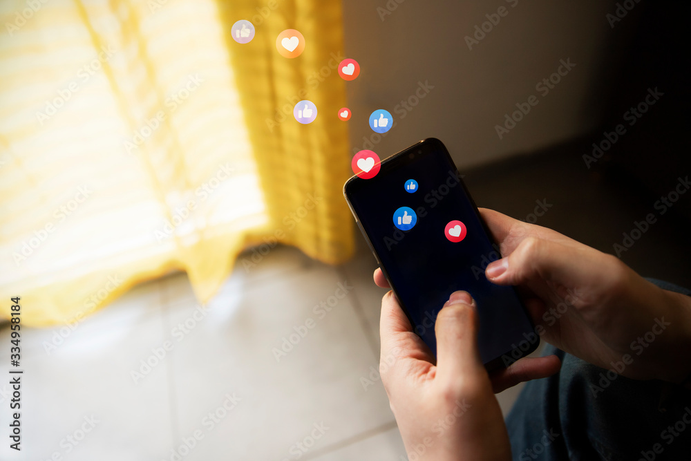 Homme utilisant les réseaux sociaux sur son téléphone Stock Photo