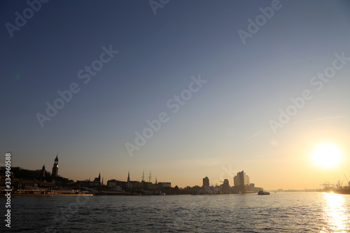 Sonnenaufgang über den Hamburger Hafen