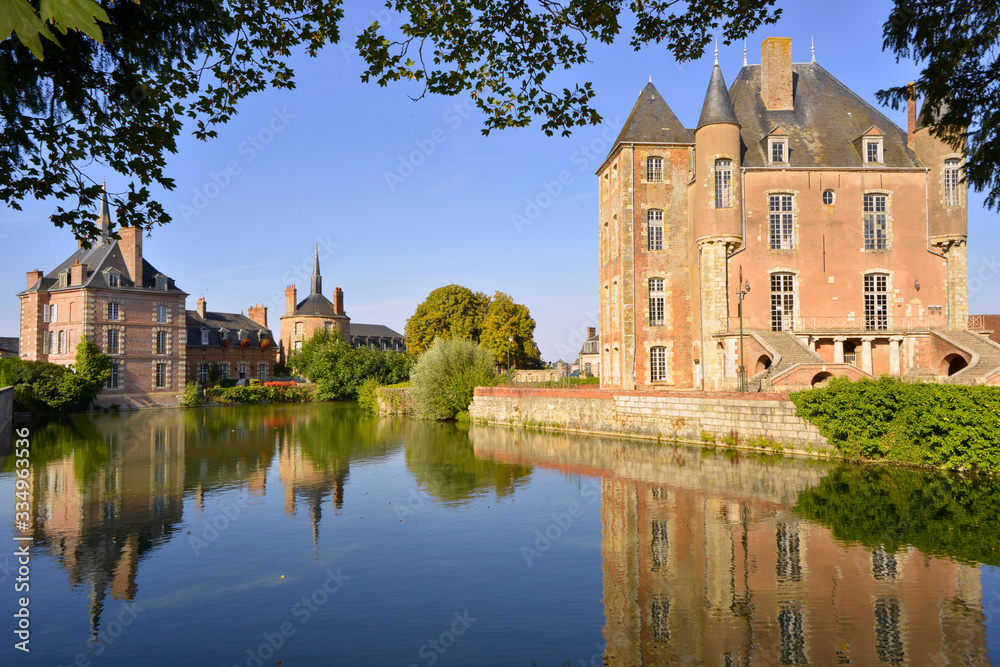 Château de Bellegarde (45270) et son miroir à reflets, département du Loiret en région Centre-Val-de-Loire, France