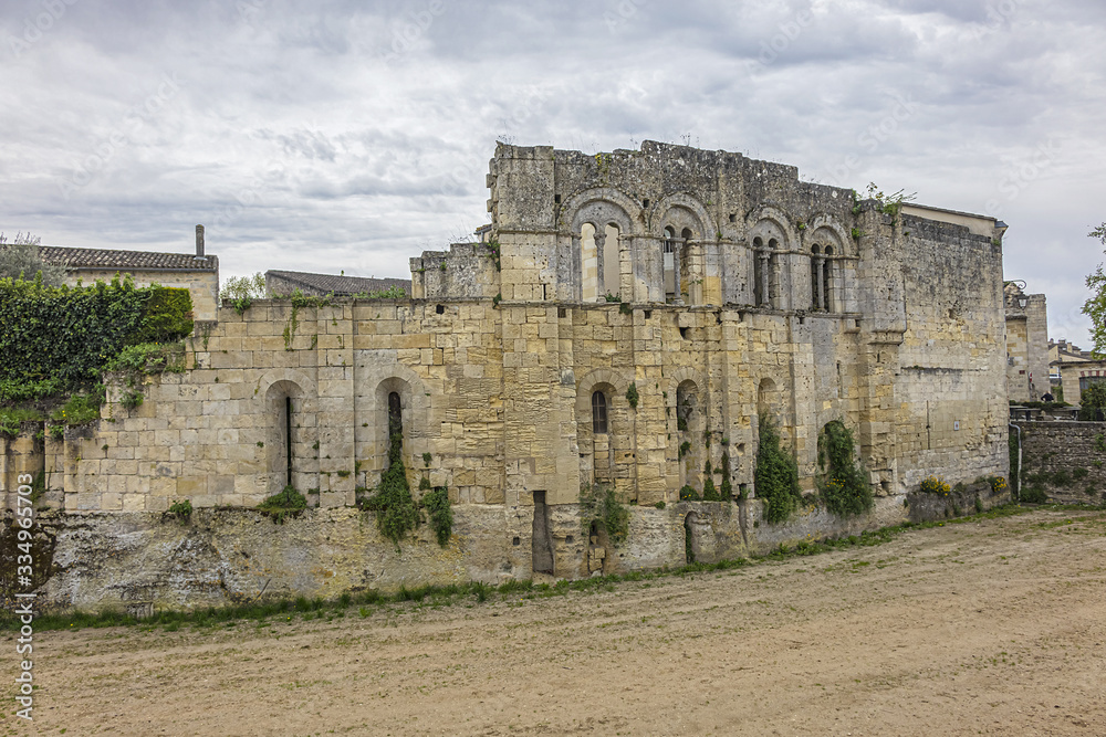 Ruins of Les Cordeliers church and Cordeliers cloister of Franciscan Convent (XIV Century) in Saint-Emilion, Bordeaux wine region. Aquitaine Region, Gironde Department, France, Europe.