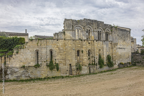Fotobehang Ruins of Les Cordeliers church and Cordeliers cloister of Franciscan Convent (XIV Century) in Saint-Emilion, Bordeaux wine region