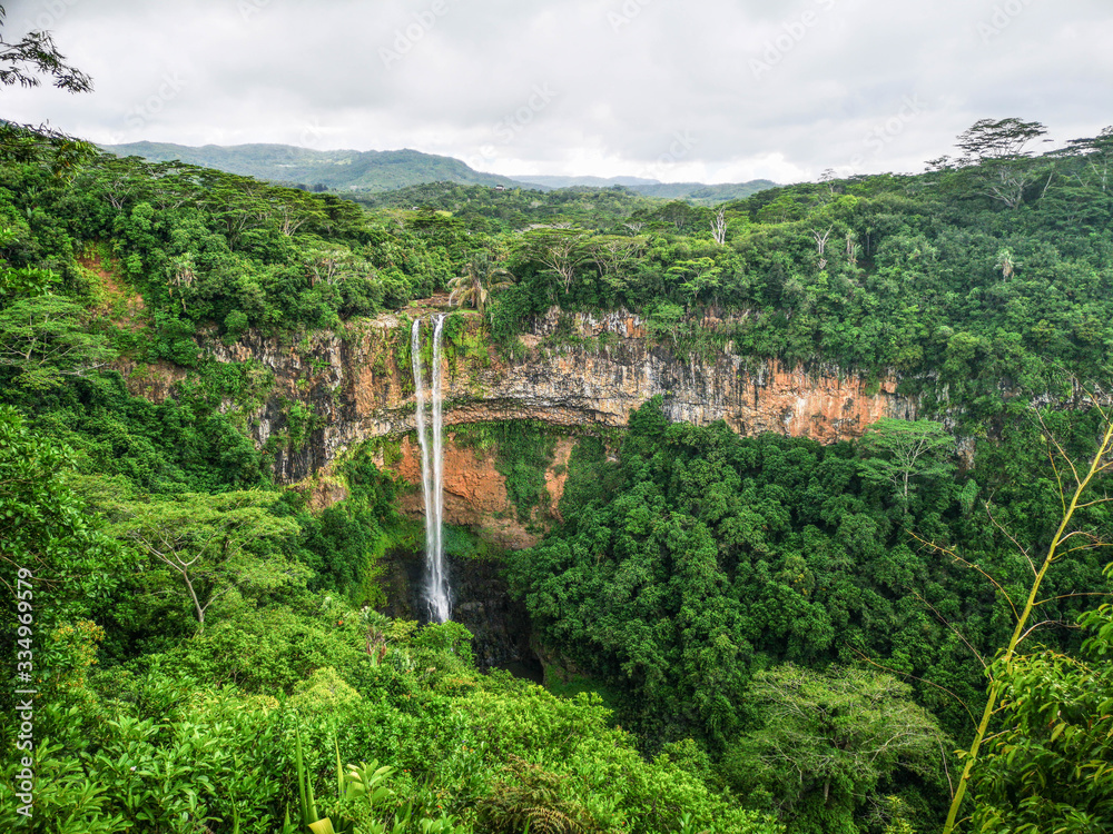 verborgener geheimnisvoller Wasserfall im Dschungel