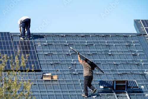 Dachdecker installieren Solaranlage