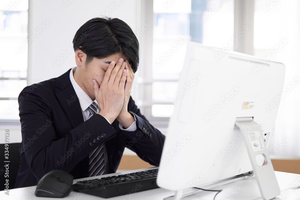不安になる日本人男性ビジネスマン 不安になる日本人男性ビジネスマン
