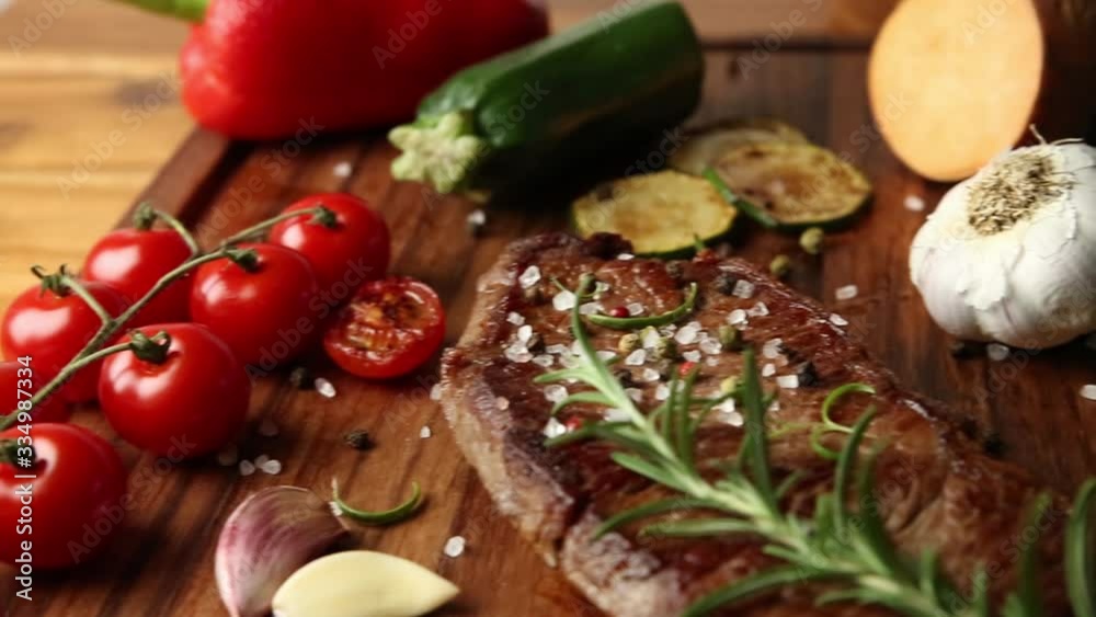 Medium Rumpsteak mit Pfeffer und slow motion Salz 