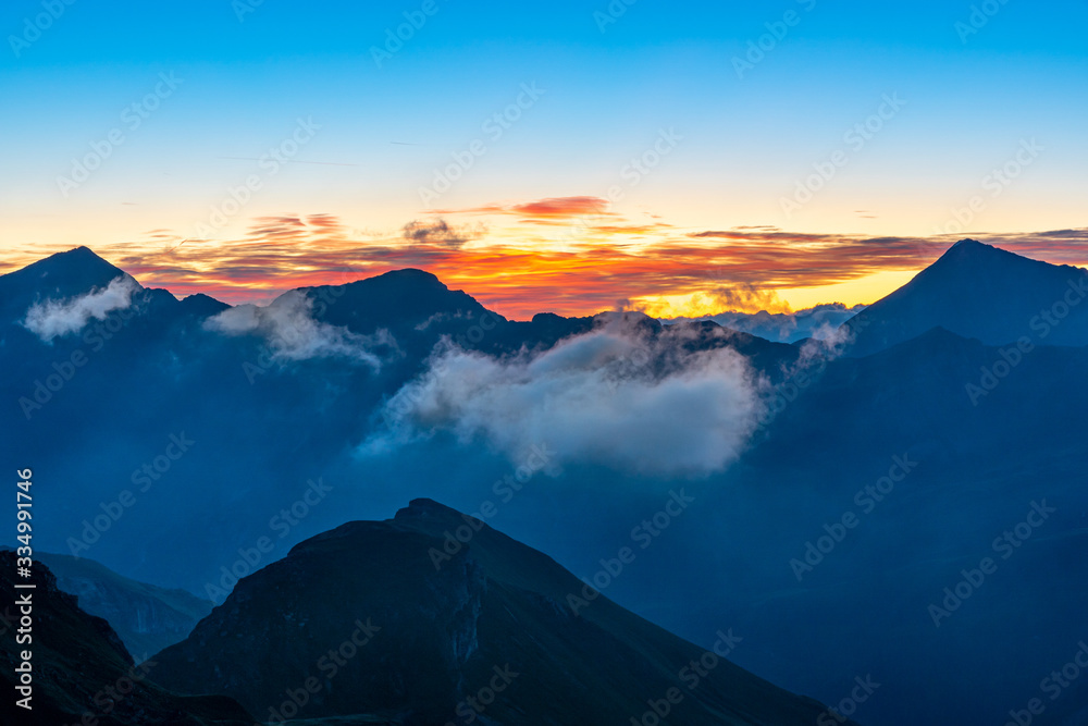 Sonnenaufgang über den Alpen