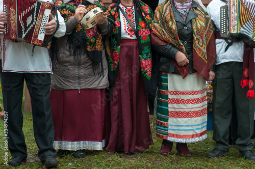 Tableau sur toile The folklore Belarusian amateur music group with an accordion performs folk songs