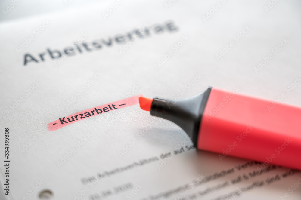 Obraz premium Vereinbarung von Kurzarbeit mit Arbeitsvertrag in deutscher Sprache