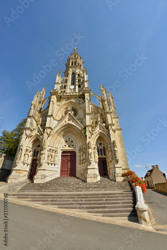 Basilique majestueuse de Châteauneuf-sur-Cher (18190), département du Cher en région Centre-Val-de-Loire, France photo