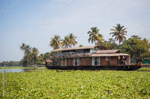 Fotografie Kerala's landmark is a pleasure boat and house-boat on the seaweed-covered river channels of Allapuzha in India
