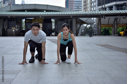 Young couples pose happily in exercise clothes while exercising.