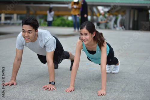 Young couples pose happily in exercise clothes while exercising.