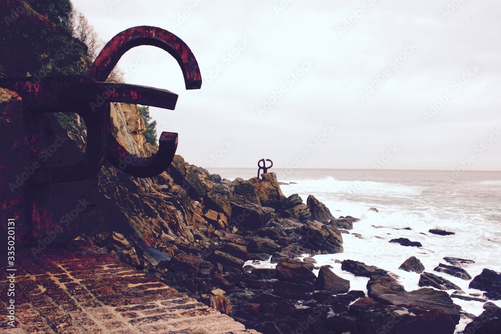 Fototapeta premium Monumento peine del viento en San Sebastian y sus vistas hacia el mar