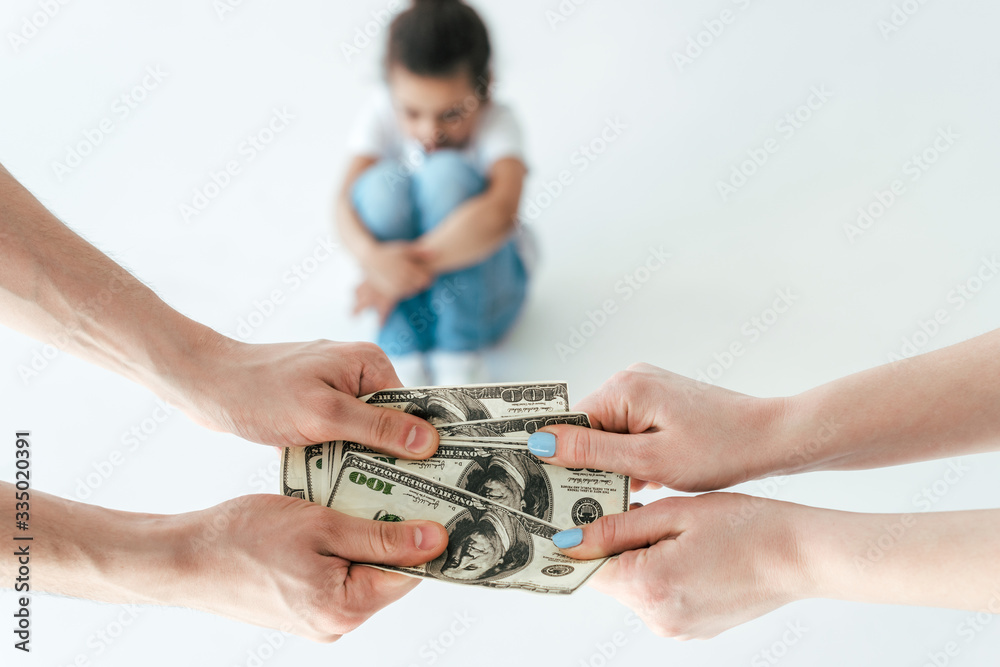Φωτογραφία selective focus of man giving alimony to woman near african american daughter on