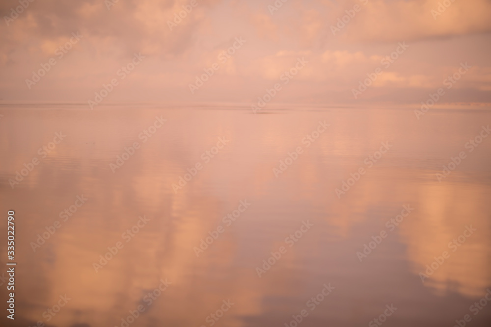 Cielo con nubes reflejado en el agua del mar