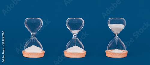 Billede på lærred Hourglasses with increasing amount of sand