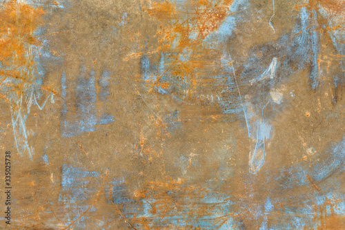 Stara i rdzawa ściana metalowa ze śladami niebieskiej farby