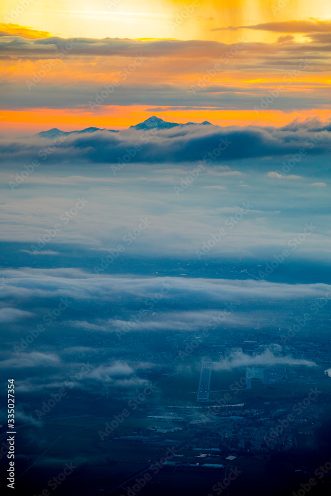Fototapeta premium Fog above the Inntal and Innsbruck