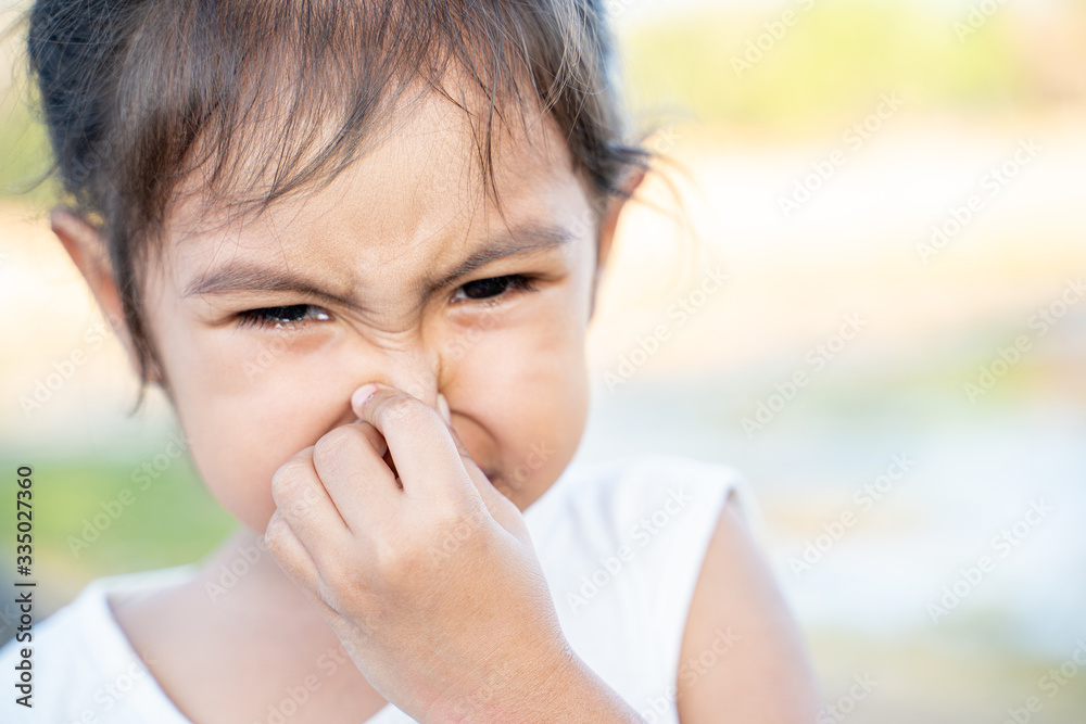The girl was stinking and using hands to squeeze the nose. The girl was stinking and using hands to squeeze the nose.