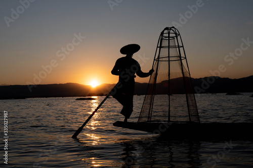 Einbeinfischer auf dem Inle Lake, Myanmar photo