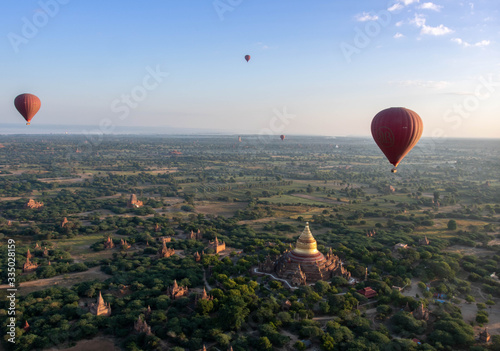 Blick vom Heissluftballon über Pagoden in Bagan, Myanmar