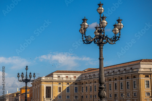 Latarnia na placu Świętego Piotra w Watykanie. Jedna z kilku ozdobnych, zabytkowych latarni.