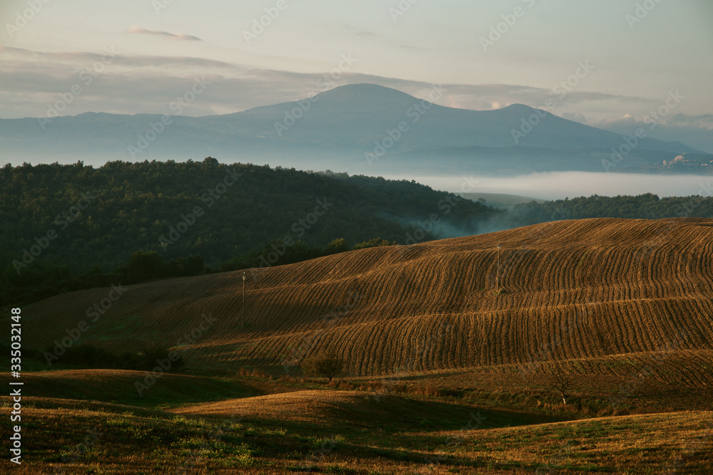 Φωτογραφία Early foggy morning on Tuscany, countryside, Italy