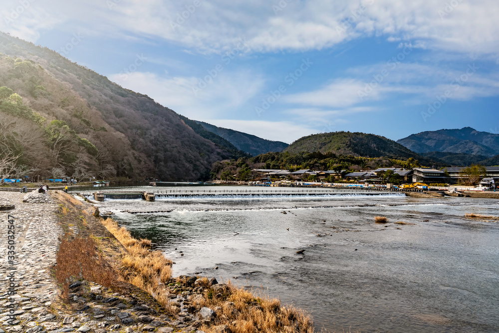 Φωτογραφία The shore of Katsura River in Arashiyama, Kyoto, Japan on a chilly spring day