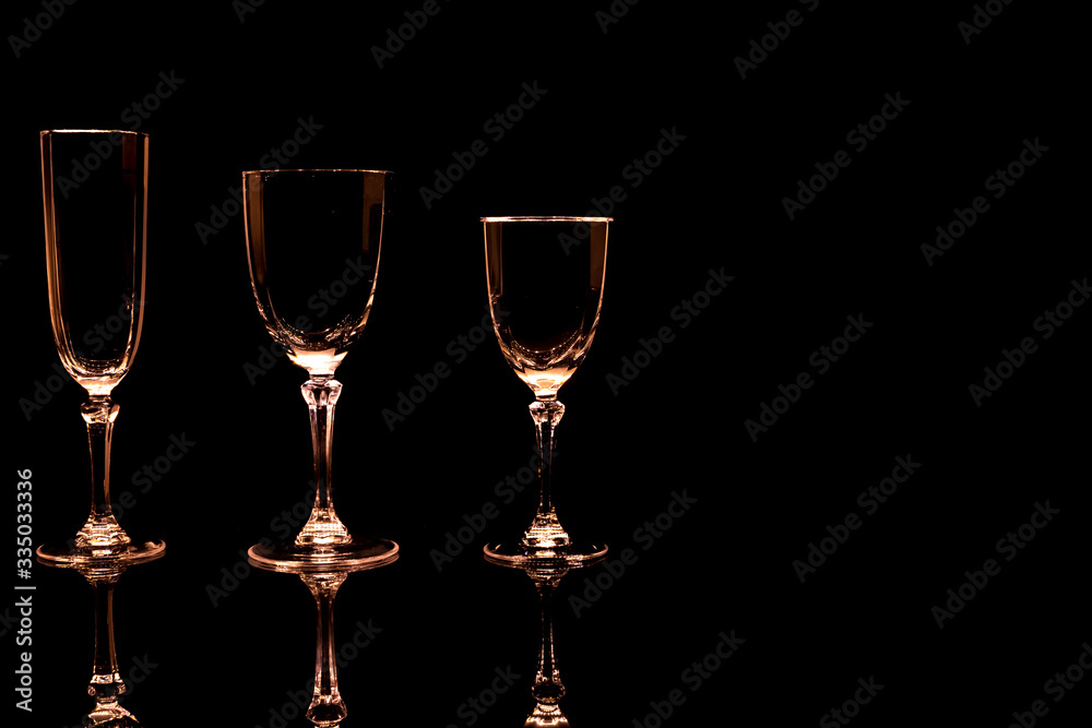 Verres sur fond noir avec reflet. Verres sur fond noir avec reflet.