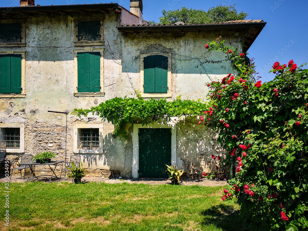 Φωτογραφία Typical farm house in the green countryside of the hills of Veneto, Italy