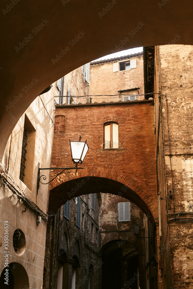 Φωτογραφία Beautiful street view of the ancient medieval city of Siena in Tuscany, Italy